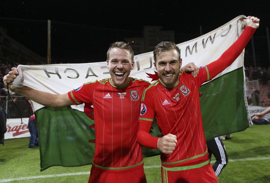 Gunter e Ramsey con la bandiera del Galles. Action Images